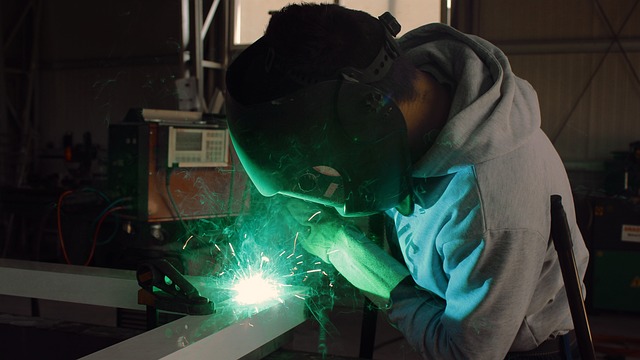 Jak zapewnić bezpieczeństwo i higienę pracy przy produkcji konstrukcji stalowych?