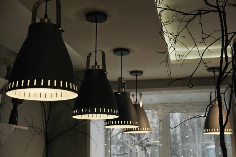 Styl skandynawski a lampy sufitowe: jak osiągnąć jasne, minimalistyczne wnętrze